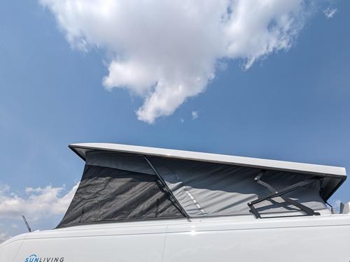 Wohnmobil mieten Sun Living V60 SP Tenttop Ansicht von der Seite mit ausgeklappten Dachzelt