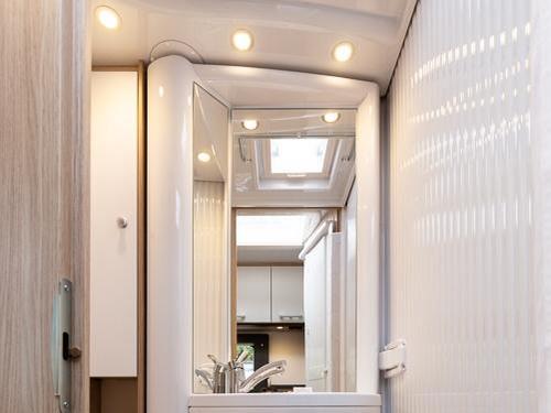 Wohnmobil mieten Sunlight T67S Blick in das Badezimmer